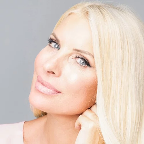 #TimeToEndBreastCancer | Η εκστρατεία ενημέρωσης κατά του καρκίνου του μαστού από την Estée Lauder