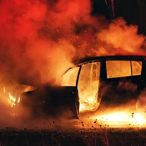 Τραγωδία στην Κατερίνη | Γιατί η 38χρονη δεν κατάφερε να βγει από το αυτοκίνητό της - Κινούνταν φλεγόμενο για 300 μέτρα