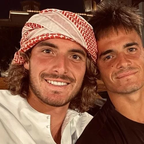 Ο Πέτρος Τσιτσιπάς έχει γενέθλια | Οι συγκινητικές ευχές του αδερφού του, Στέφανου, και η γλυκιά φωτογραφία από τα παιδικά τους χρόνια