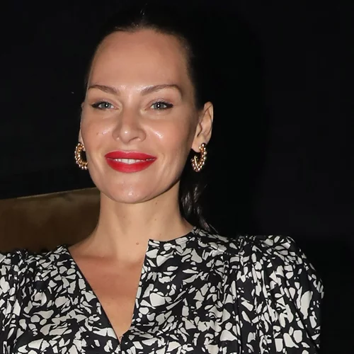 Η Υβόννη Μπόσνιακ με mannequin nails, την τάση που λατρεύουν οι stars του Hollywood