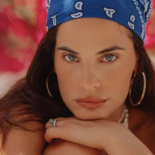 "Γενέθλια χωρίς εσένα δε γίνονται…" | Η Χριστίνα Μπόμπα αγκαλιάζει τον Σάκη Τανιμανίδη και τον φιλάει μέσα στη θάλασσα στην πιο ρομαντική φωτογραφία