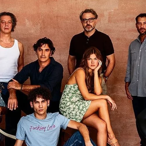 "Maestro" | Ο Χριστόφορος Παπακαλιάτης σερβίρει τη σπιτική σπανακόπιτα της περήφανης Στεφανίας Γουλιώτη