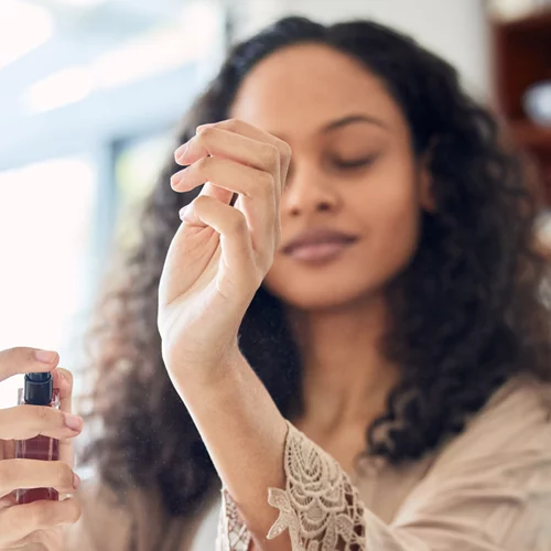 Πώς να διαρκεί περισσότερο το άρωμά μου; 5 χρήσιμα tips για να το κάνεις να μυρίζει όλη μέρα