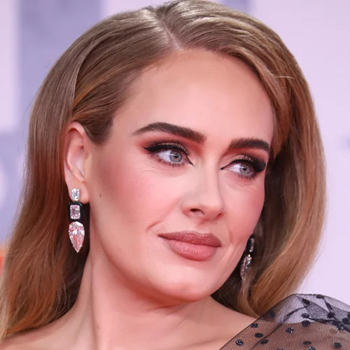 Η Adele ξεσπάει σε δάκρυα επί σκηνής με τη συγκινητική ιστορία ενός φαν της