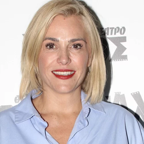 Η Τζένη Μπότση ψήφισε με την κατάξανθη κόρη της, Αλίκη | Δείτε πόσο έχει μεγαλώσει η μονάκριβη κόρη της ηθοποιού