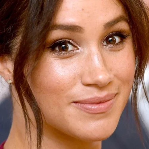 Όλες οι φορές που η Meghan Markle έσπασε το βασιλικό πρωτόκολλο με τις beauty επιλογές της