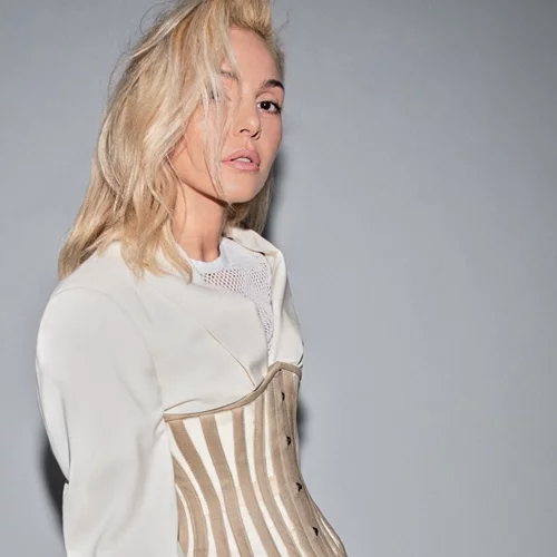 Η Αθήνα "φοράει" τα γιορτινά της με την υπέροχη φωνή της Τάμτα