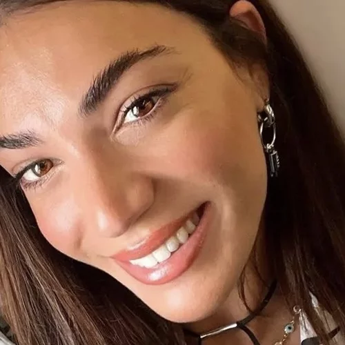 Η Ήβη Αδάμου και η υπέροχη κόρη της, Ανατολή, κάνουν μπάνιο στη θάλασσα και παίζουνε στην αμμουδιά