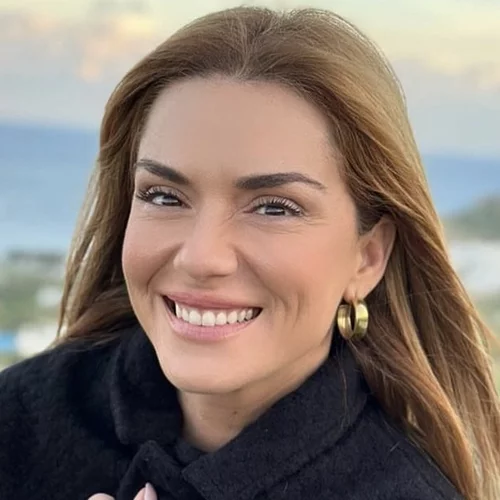 Η Εύα Τσιμιτσέλη είναι fashion icon | Το cool ντύσιμο της κόρης της Βάσως Λασκαράκη και τα απίστευτα μακριά μαλλιά της