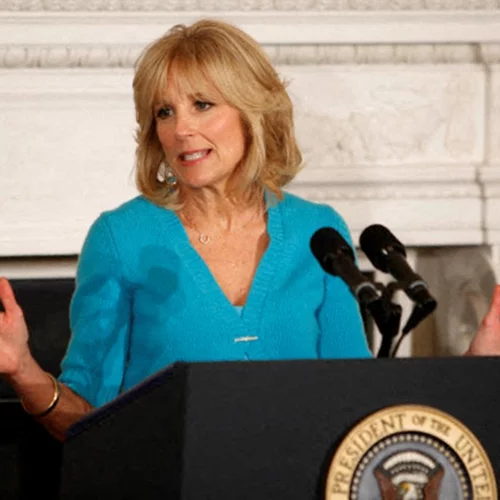 Επιστροφή στα ακαδημαϊκά έδρανα | Η Jill Biden μπαίνει ξανά στην τάξη για να διδάξει