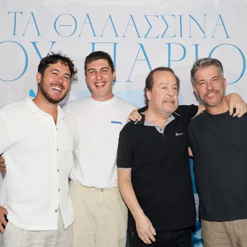 Αντελίνα Βαρθακούρη | Φωτογραφίζει τον Γιάννη Πάριο με τα τέσσερα παιδιά και τα εγγόνια του