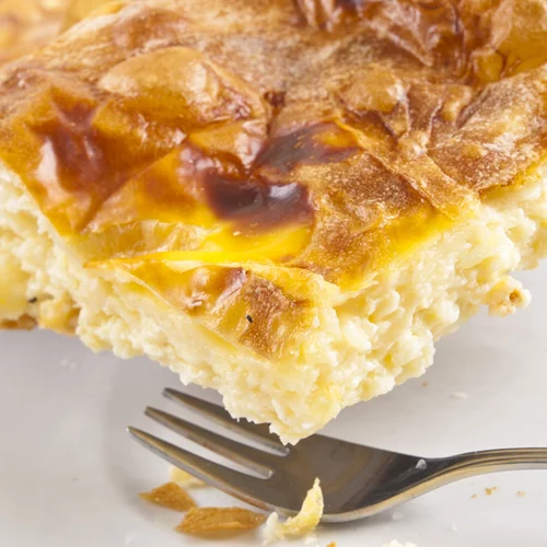 Πανεύκολη κρεμώδης τυρόπιτα με γιαούρτι και φύλλο κρούστας