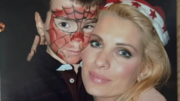 Ελένη Μενεγάκη & Άγγελος Λάτσιος (κεντρική)