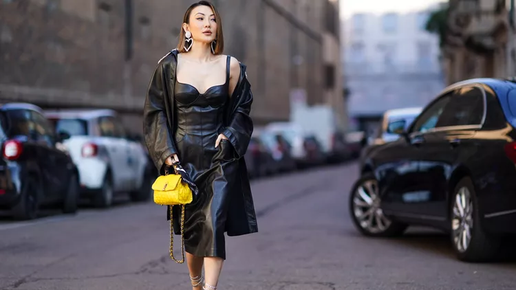 Ψάχνεις φόρεμα για το date σου; Το μαύρο στράπλες φόρεμα από τη Mango είναι αυτό που θες