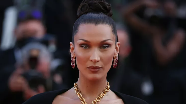 Η Bella Hadid και τα κοσμήματα της | Δες τα ξεχωριστά κομμάτια της λαμπερής συλλογής της