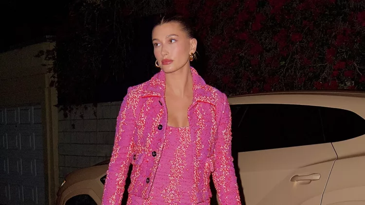 Τα looks της Hailey Bieber στη Μήλο που θα σε εμπνεύσουν για τις εμφανίσεις στις διακοπές σου