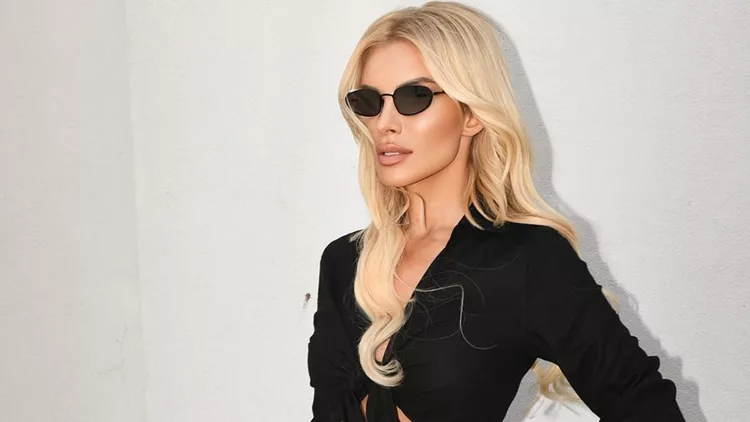 Η Κατερίνα Καινούργιου επέλεξε το ιδανικό twin set από την Pink Woman για τα beach parties του καλοκαιριού