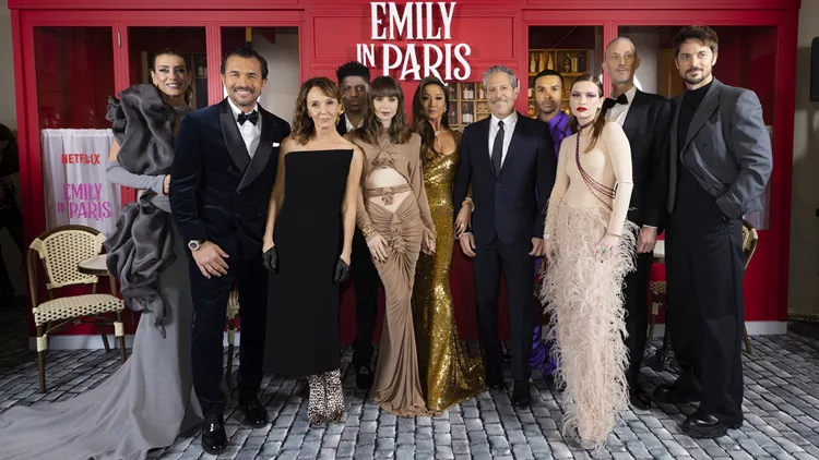 Emily in Paris | Όλες οι εμφανίσεις στο κόκκινο χαλί της παγκόσμιας πρεμιέρας στο Παρίσι