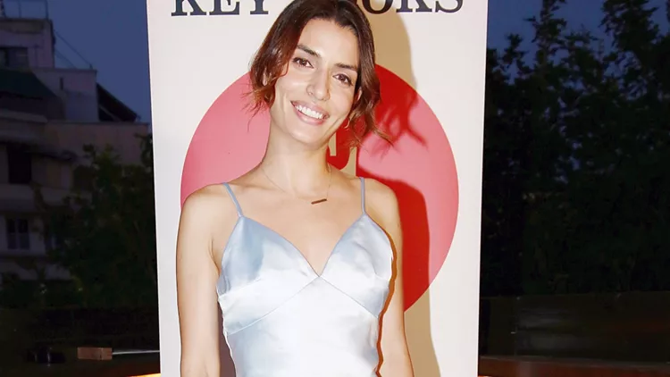 Η Τόνια Σωτηροπούλου με το φόρεμα από τα H&M που δεν πρέπει να λείπει από τις καλοκαιρινές σου εμφανίσεις