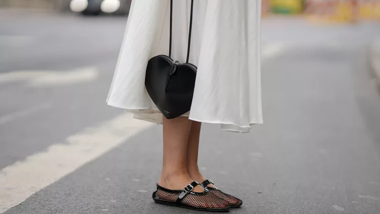 Οι cute μπαλαρίνες με λουλούδια από τη Zara για τις πρωινές εμφανίσεις στη πόλη