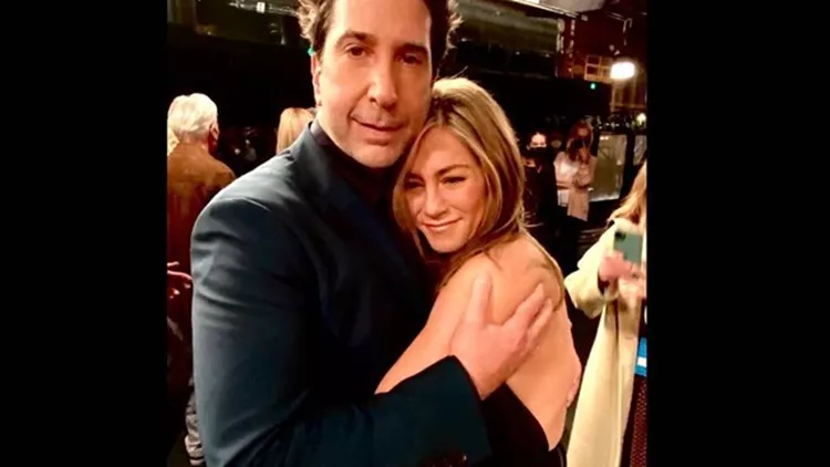 David Schwimmer - Jennifer Aniston | Η τελευταία αγκαλιά στα παρασκήνια του Friends reunion