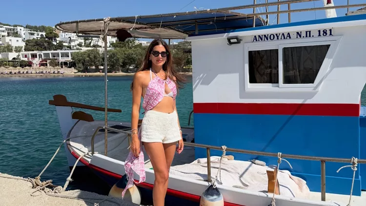 Σταματίνα Τσιμτσιλή | Με λευκό μπικίνι και ριγέ πουκάμισο | Celebrities Ειδήσεις