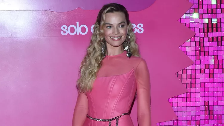 Margot Robbie | Όλα τα Barbie inspired ourfits που έχει φορέσει μέχρι στιγμής