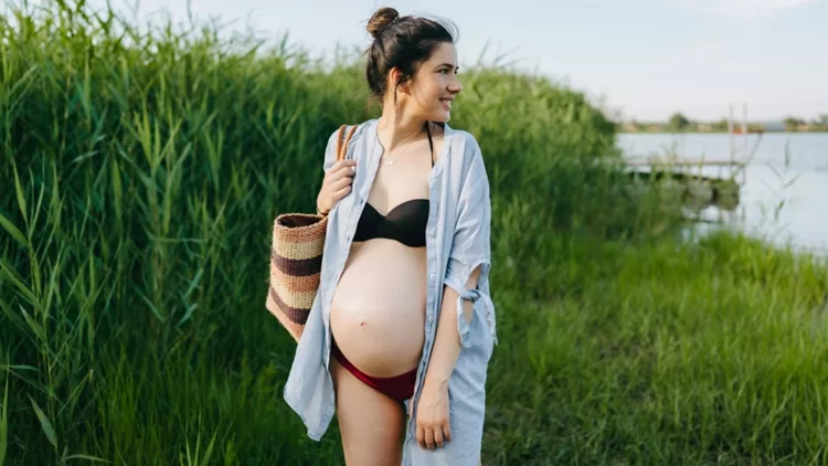 Ποια μαγιό επιλέγουν οι εγκυμονούσες fashionistas; | Το beachwear που χαρίζει έμπνευση