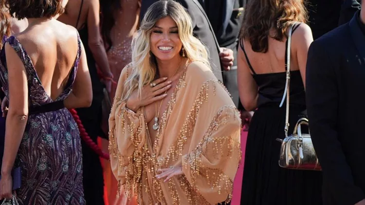 Η εντυπωσιακή εμφάνιση της Βάσιας Κωσταρά στο κόκκινο χαλί του Φεστιβάλ Καννών