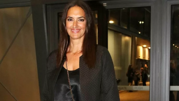 Η Νόνη Δούνια δείχνει τον πιο safe τρόπο για να φορέσεις τζιν σε βραδινή έξοδο