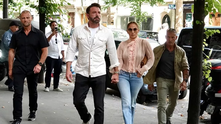 H Jennifer Lopez ξέρει καλά ποιο τζιν της ταιριάζει | Η γραμμή που είναι ιδανική για γυναίκες με καμπύλες