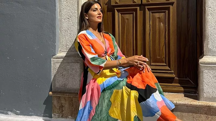 Η Σταματίνα Τσιμτσιλή προτείνει πώς να φορέσεις μία floral φούστα αυτή την εποχή