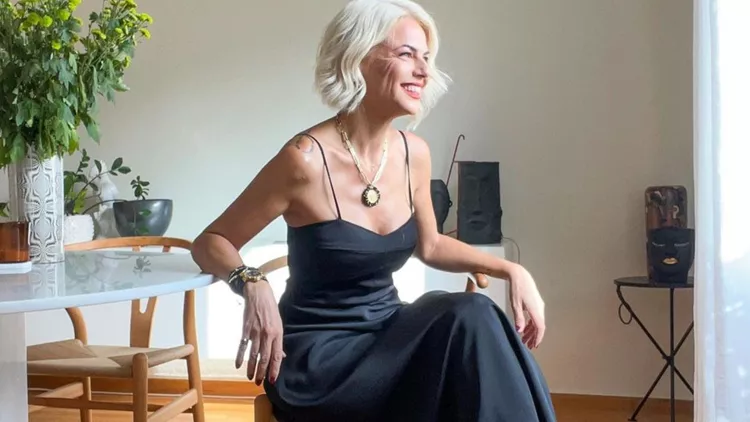 Η Χριστίνα Κοντοβά προτείνει πως να φορέσεις μία leather φούστα αυτή την εποχή