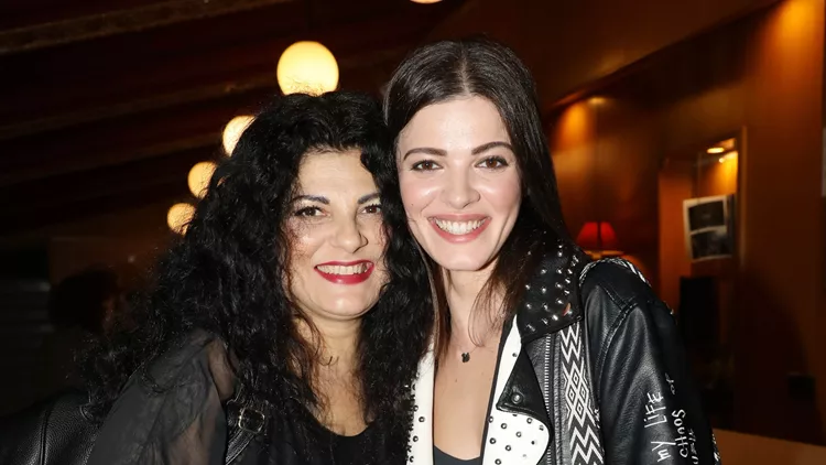 Τάνια Τρύπη και Τζένη Καζάκου στην πρεμιέρα 'Η μητέρα του σκύλου" (κεντρική)