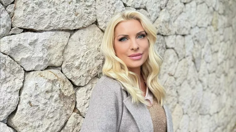 Η Ελένη Μενεγάκη κεντρική