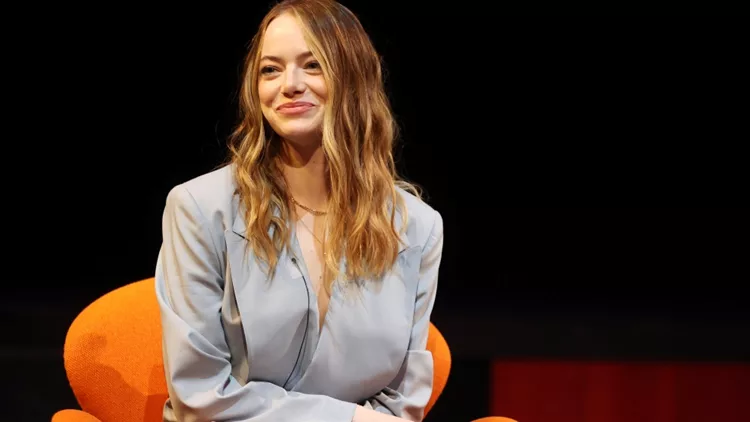 Όλοι μιλούν για το κοστούμι που η Emma Stone φόρεσε στην Ελλάδα-  Μάθε τις λεπτομέρειες