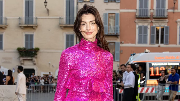 Η στιλίστρια της Anne Hathaway μοιράζεται tips για τις γιορτινές σου εμφανίσεις