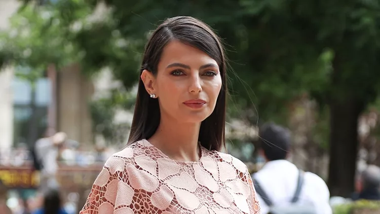 χτένισμα για καλεσμένη σε γάμο