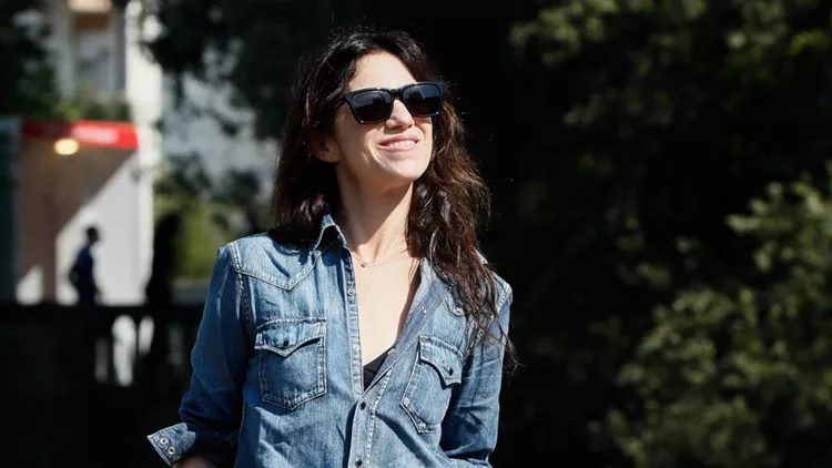 H Charlotte Gainsbourg είναι η ιέρεια των denim looks | Δες τα καλύτερα looks της