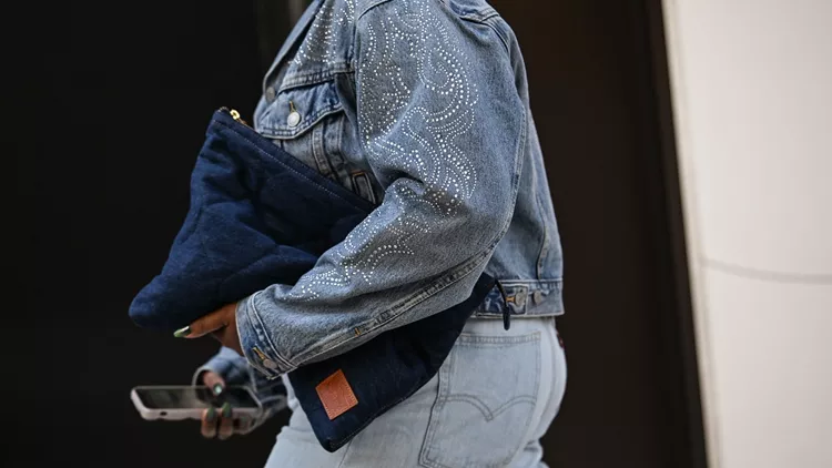 Τζιν παντελόνι τις γιορτές | 5 stylish looks που μπορείς να δημιουργήσεις