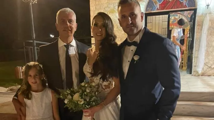Παντρεύτηκε ο αστυνομικός που κρατούσε στην αγκαλιά του την κόρη της Καρολάιν