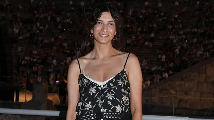 Η Αντιγόνη Κουλουκάκου φόρεσε το τζιν που πρωταγωνιστεί στα denim trends της άνοιξης