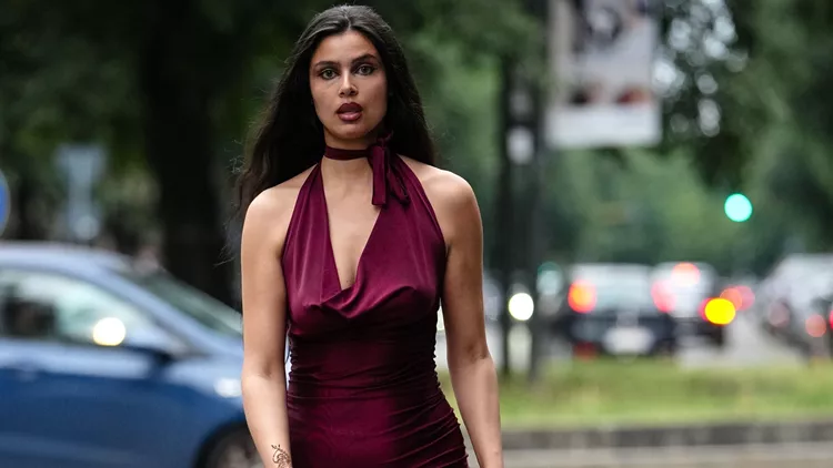 Αυτό το red wine φόρεμα από τη Stradivarius είναι ιδανικό για τα καλέσματα του Σεπτεμβρίου