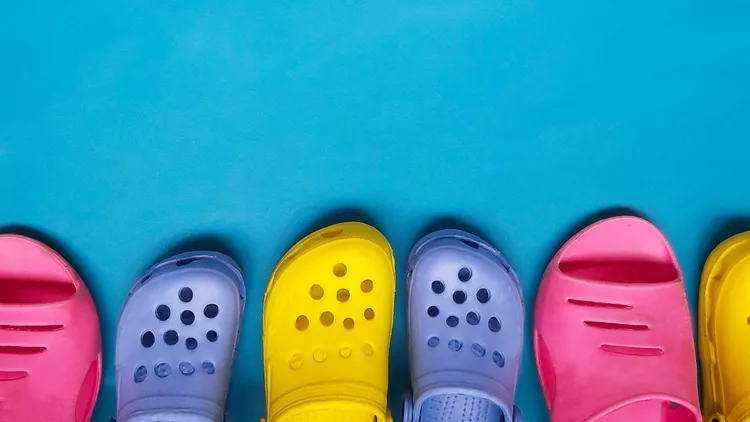 Έτσι θα φορέσεις κομψά ένα ζευγάρι Crocs