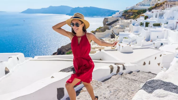 Guardian | Ο ελληνικός τουρισμός ανακάμπτει - Η απόφαση να ανοίξει νωρίτερα η περίοδος φαίνεται ότι απέδωσε
