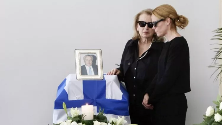 Η Λένα Παπαληγούρα στην κηδεία του μπαμπά της