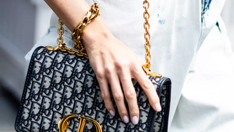 Ψάξαμε και βρήκαμε τα αξεσουάρ που δεν λείπουν από το καλοκαιρινό στιλ των celebrities αλλά και των fashion insiders