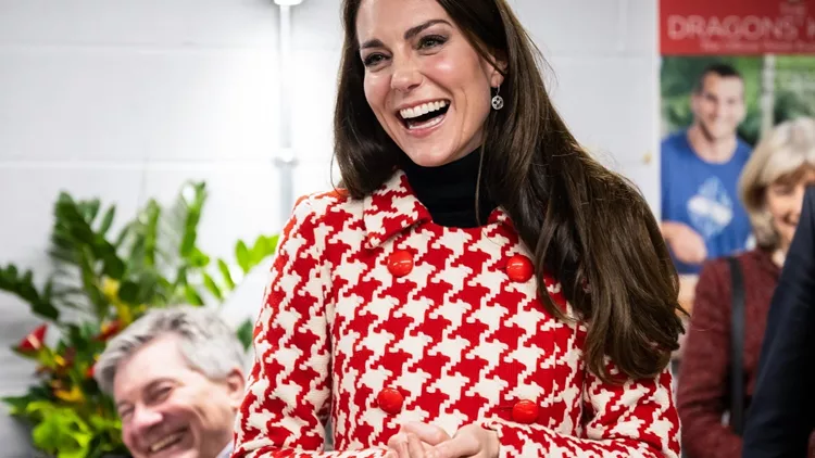 H εμφάνιση της Kate Middleton μ' ένα statement παλτό