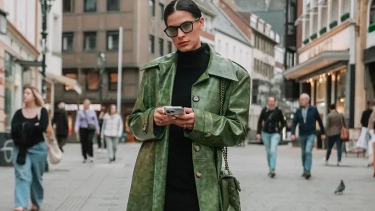 Η Χριστίνα Μπόμπα μας προτείνει πώς να φορέσουμε ένα leather jacket την άνοιξη