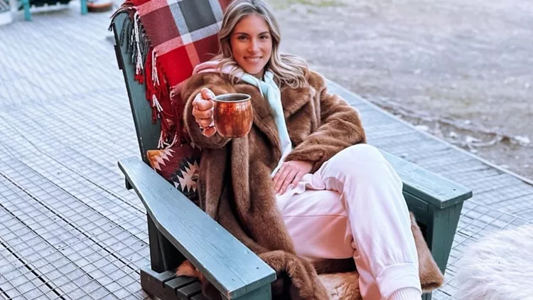 Η Αθηνά Οικονομάκου φόρεσε το παλτό που επιλέγουν το 2024 οι πιο ενημερωμένες fashionistas